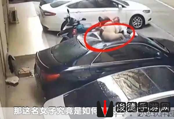 天降女子! 女孩子从2楼…掉了下来!：惊险一瞬：女孩从二楼意外坠落事件回顾与思考