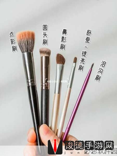 用刷子刷外国人脚底心：用刷子为外国人轻柔呵护脚底心，享受别样的足疗体验